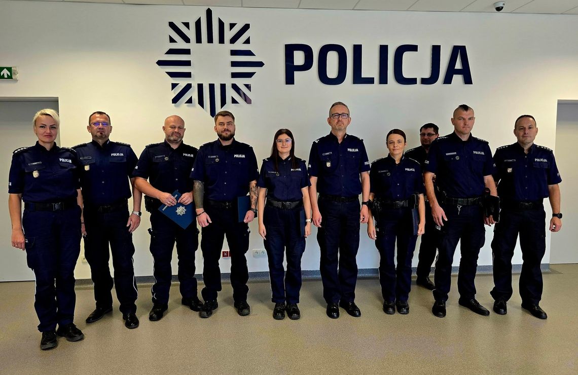 Pamiątkowe dyplomy i jubileuszowe przypinki dla naszych dzielnicowych Policja Oława