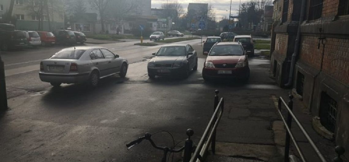 Parkują, gdzie popadnie... Brakuje miejsc Parkują, gdzie popadnie... Brakuje miejsc