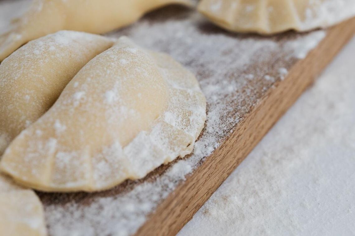Pierogi na przyjęcie i święta — ile lepić na osobę i kiedy zamówić, żeby zdążyć Pierogi na przyjęcie i święta — ile lepić na osobę i kiedy zamówić, żeby zdążyć