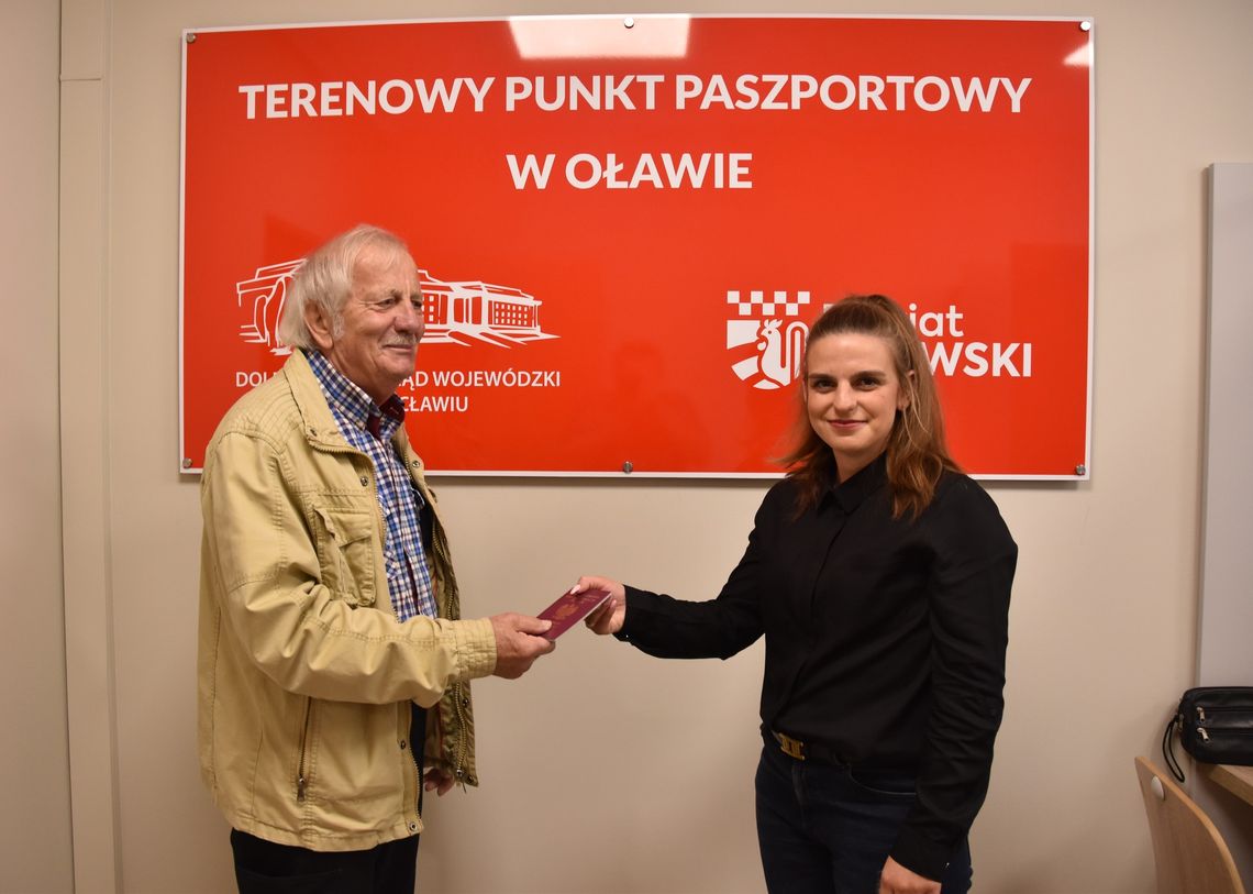 Pierwszy klient Terenowego Punktu Paszportowego już z nowym paszportem
