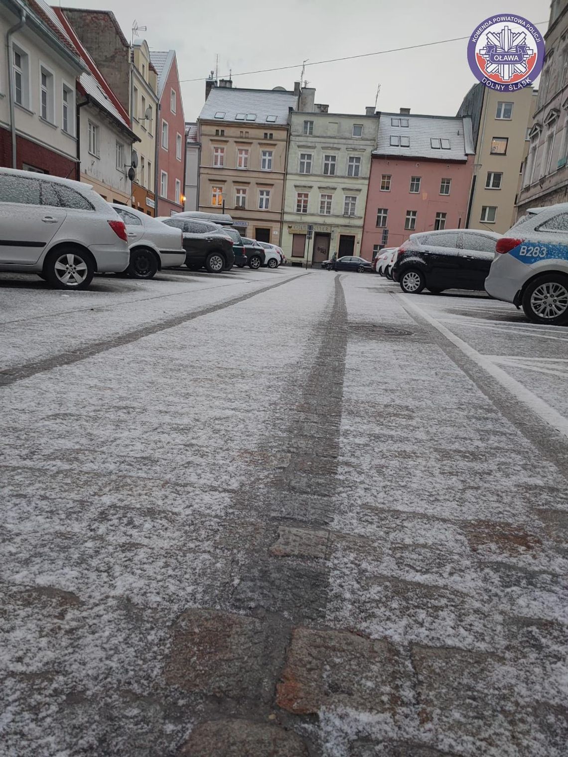 Pierwszy śnieg za oknami. I na drogach! Uważajcie!
