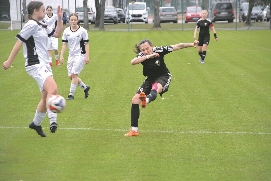 Piłka nożna kobiet. Dwie różne połowy w meczu trzecioligowego "Moto-Jelcza Piłka nożna kobiet. Dwie różne połowy w meczu trzecioligowego "Moto-Jelcza