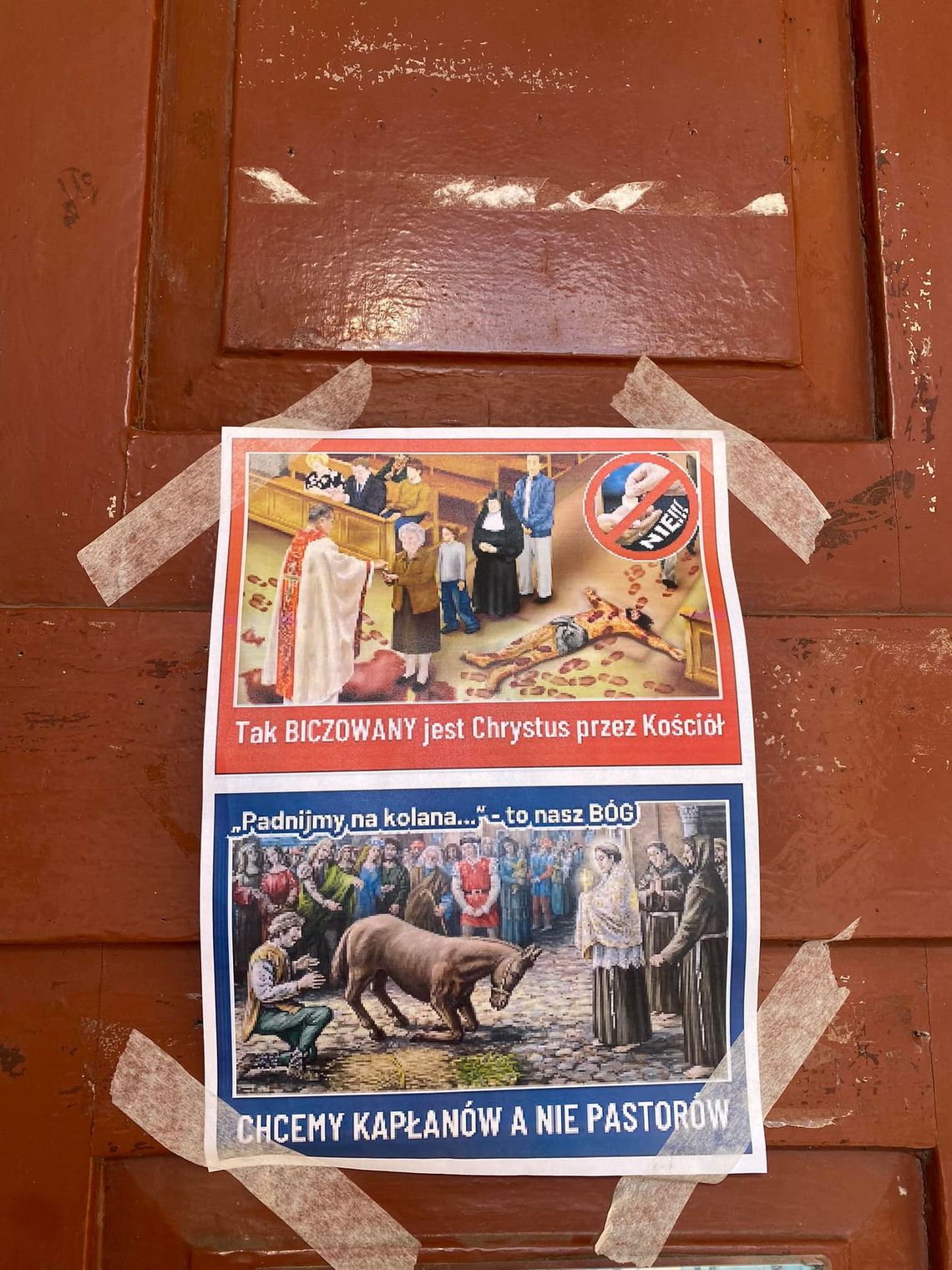 Plakat na drzwiach kościoła. "Chcemy kapłanów, a nie pastorów"