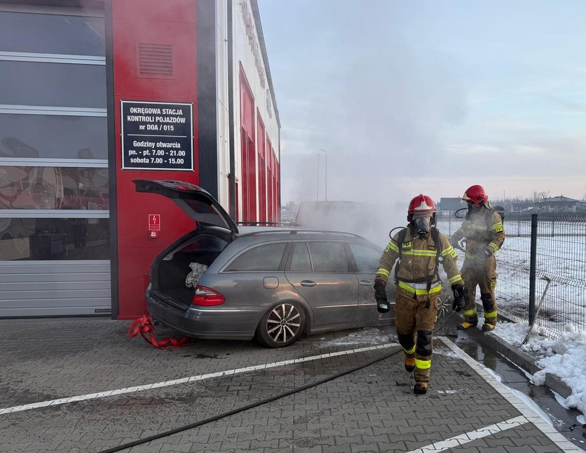 Płonące auto przed stacją diagnostyczną Płonące auto przed stacją diagnostyczną