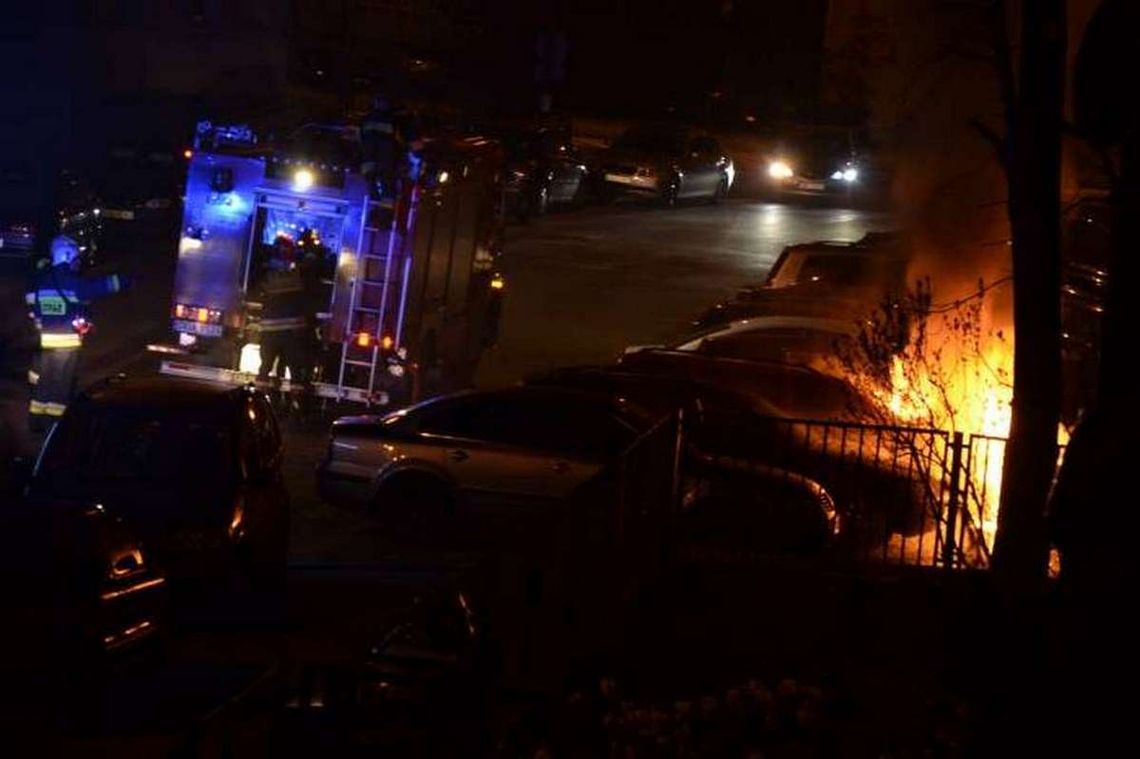 Płonęło auto na parkingu