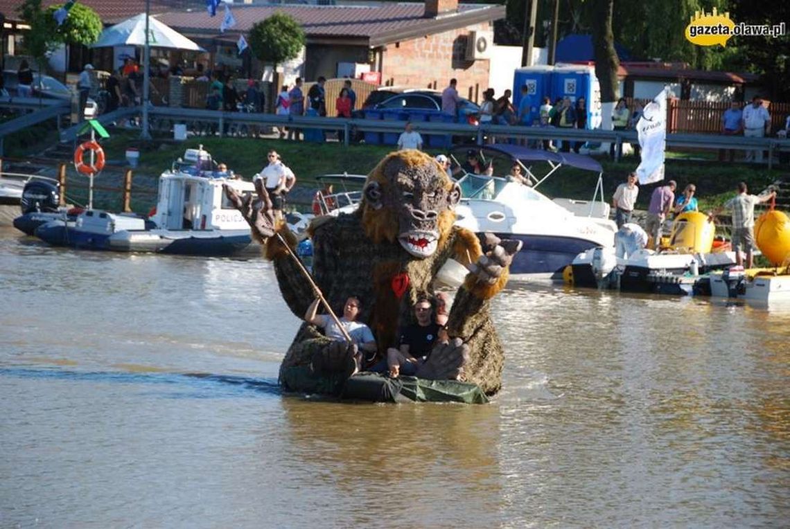 Pływanie na byle czym. ZDJĘCIA Pływanie na byle czym. ZDJĘCIA
