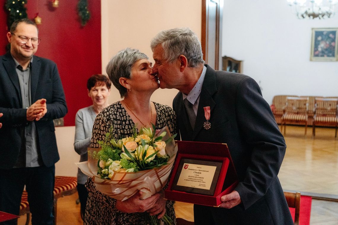 Po ślubie są już 50 lat. Ich miłość to partnerstwo i wzajemne wsparcie Po ślubie są już 50 lat. Ich miłość to partnerstwo i wzajemne wsparcie