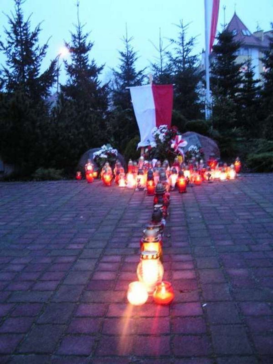 Pod pomnikiem, na skwerze, w kościołach Pod pomnikiem, na skwerze, w kościołach