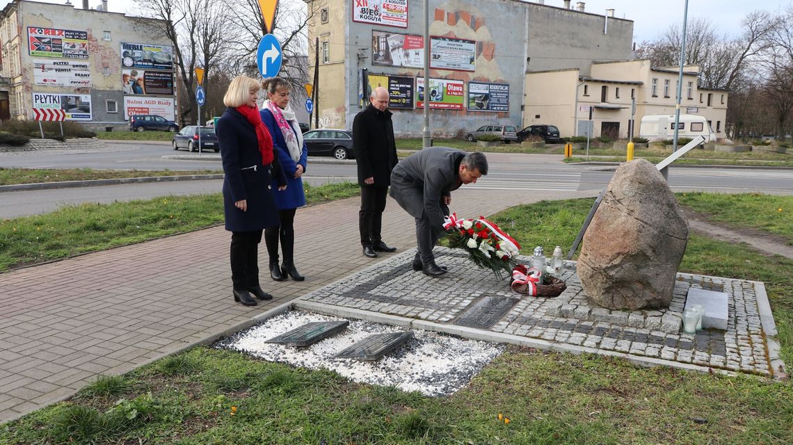 Pod tablicą i... na biegu