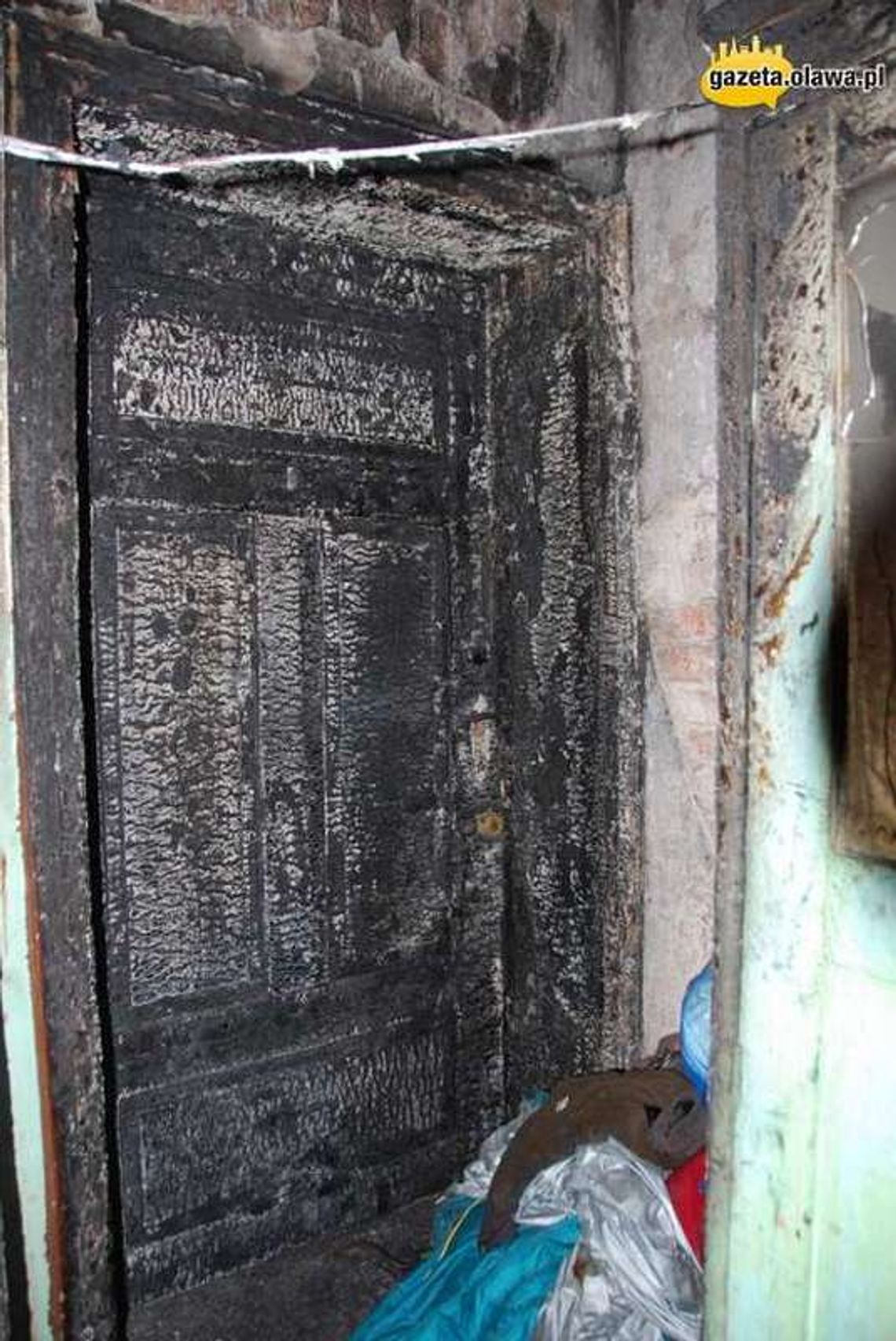 Podpalił drzwi. W domu były dzieci