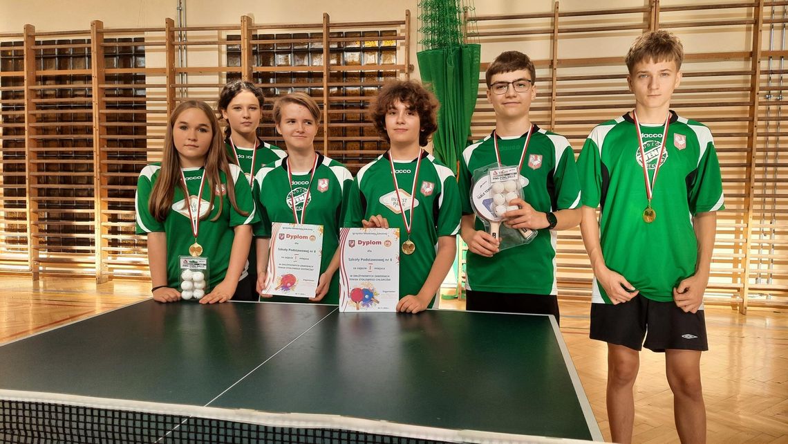 Podwójny sukces w SP nr 8 w drużynowym tenisie stołowym!