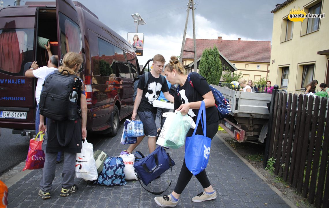 Pojechali sprzątać polskie cmentarze