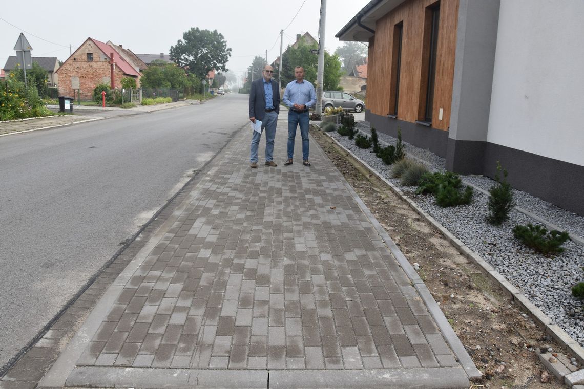 Pół kilometra nowego chodnika w Wierzbnie