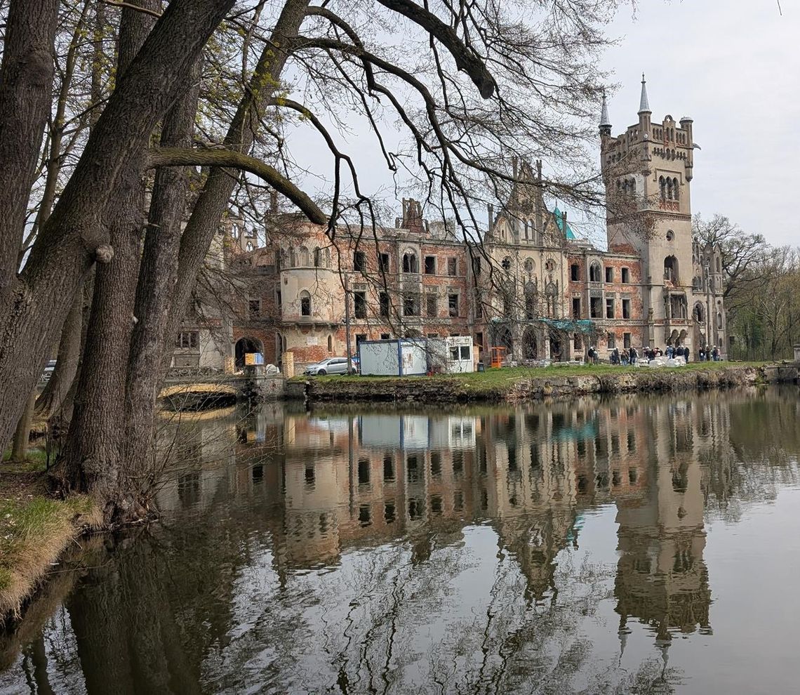 Polecamy niedzielne zwiedzanie pałacu w Kopicach