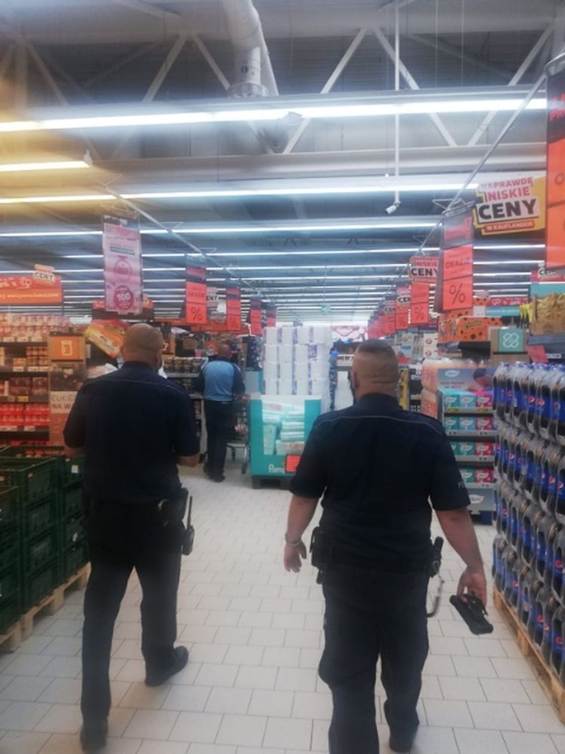 Policja kontroluje czy w sklepach noszą maseczki