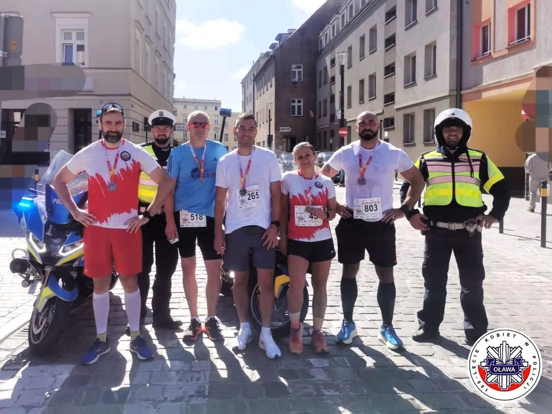 Policjanci nie tylko zabezpieczali, ale sami pobiegli i... dobiegli Policjanci nie tylko zabezpieczali, ale sami pobiegli i... dobiegli