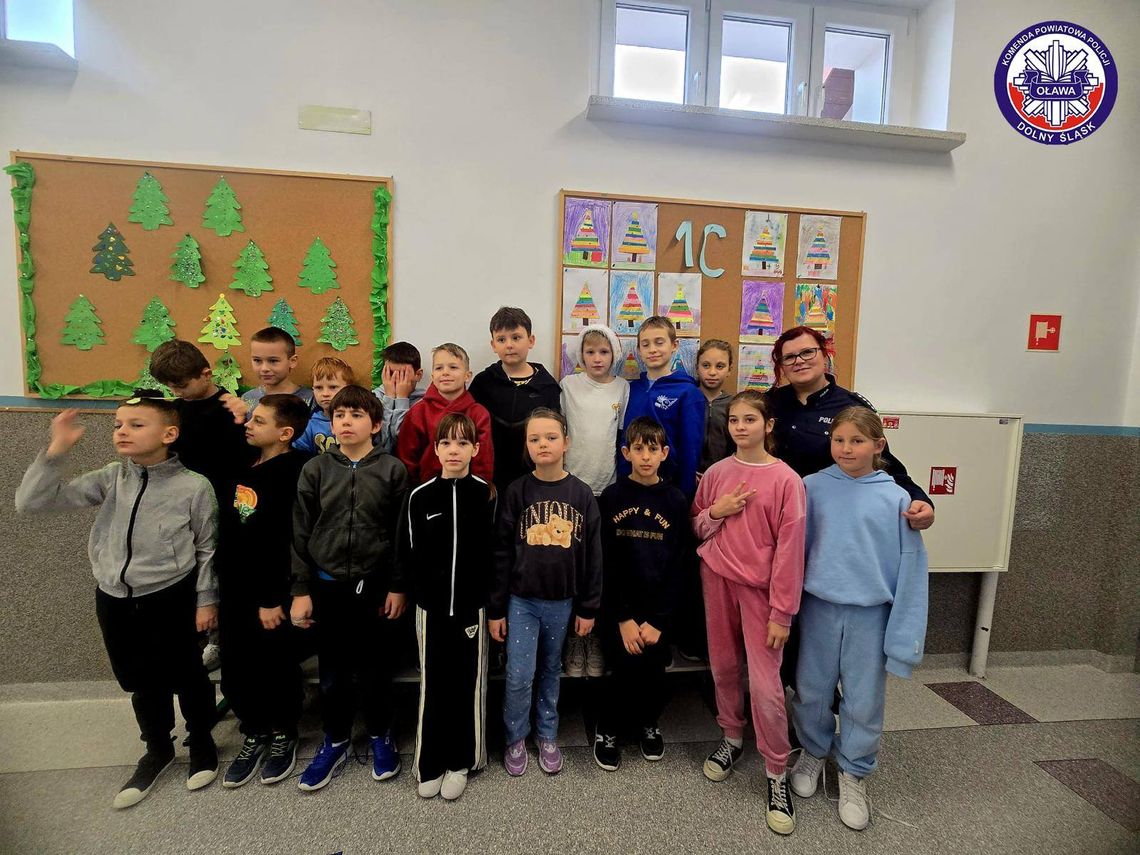 Policjanci uczą, jak bezpiecznie spędzać ferie. Spotkania w szkołach powiatu oławskiego