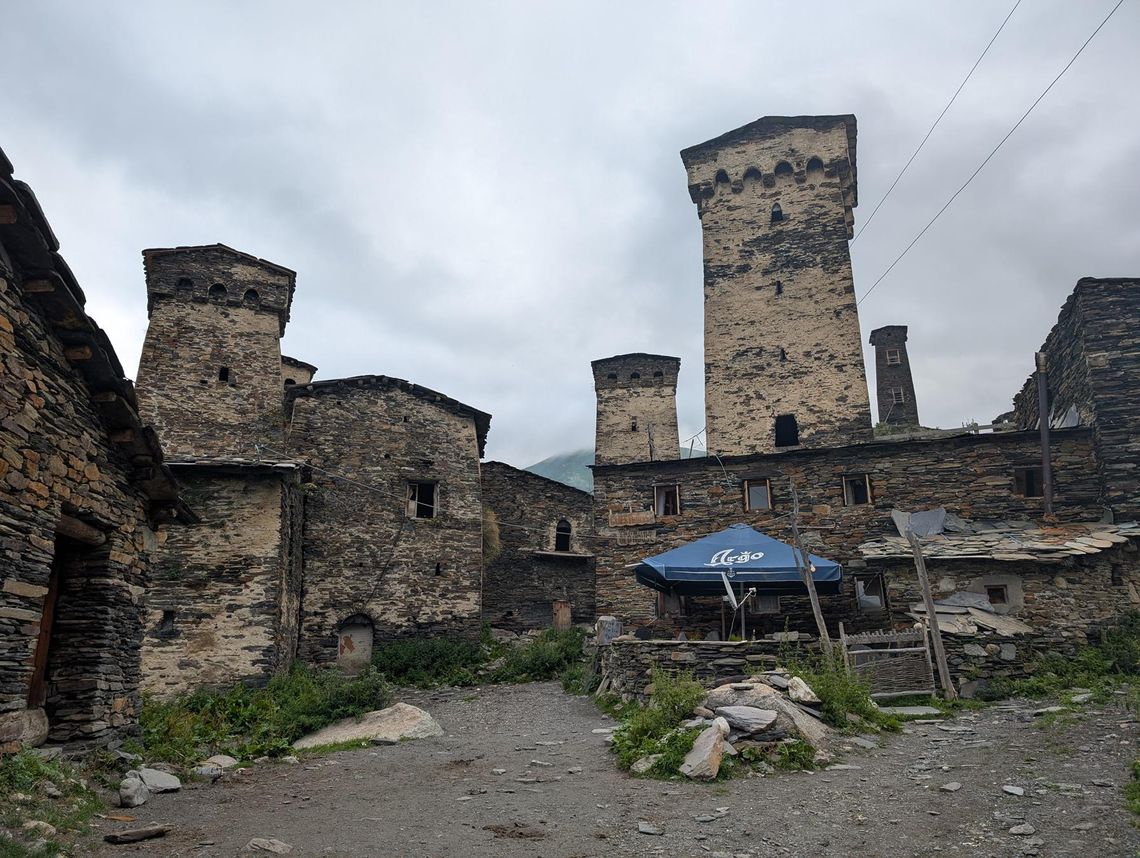 Pomieszkaj w starym kamiennym domu z wieżą. Nie zapomnisz tego