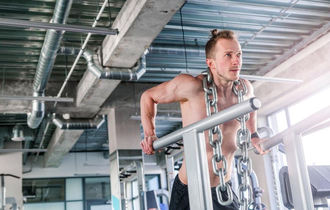 Poręcze do ćwiczeń – jak wybrać najlepszy model i efektywnie trenować? Poręcze do ćwiczeń – jak wybrać najlepszy model i efektywnie trenować?