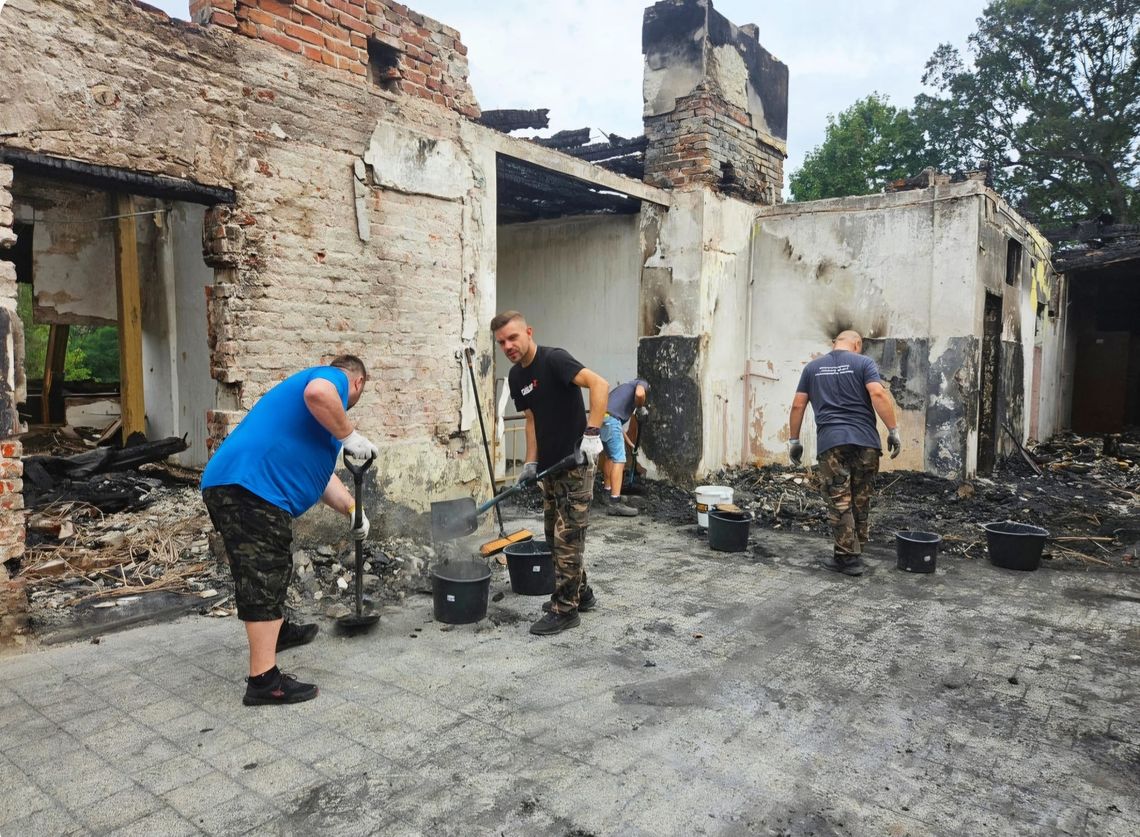 Porządkowali pałac po pożarze