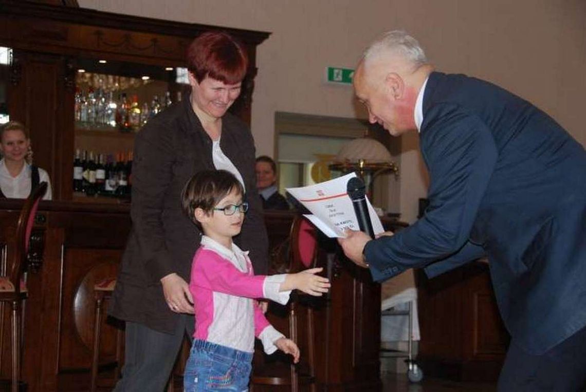 Poseł przekazał pieniądze z balu