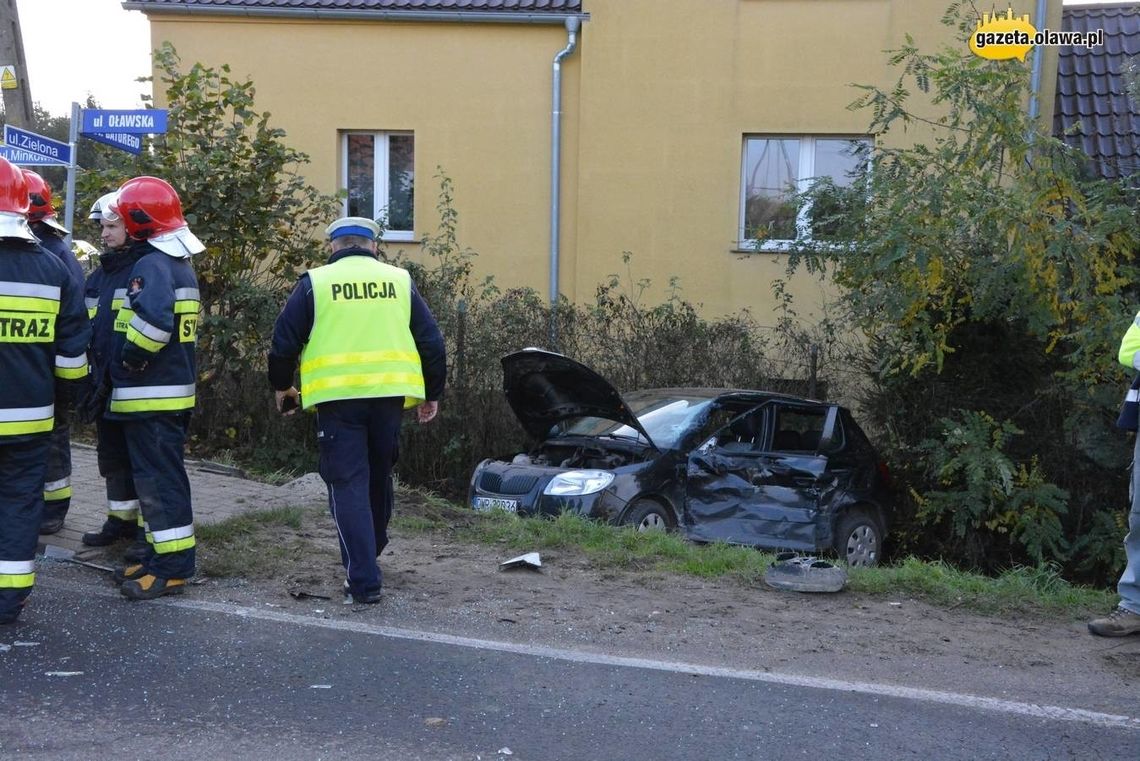 Poważny wypadek na skrzyżowaniu. Ciężarówka wjechała w skodę