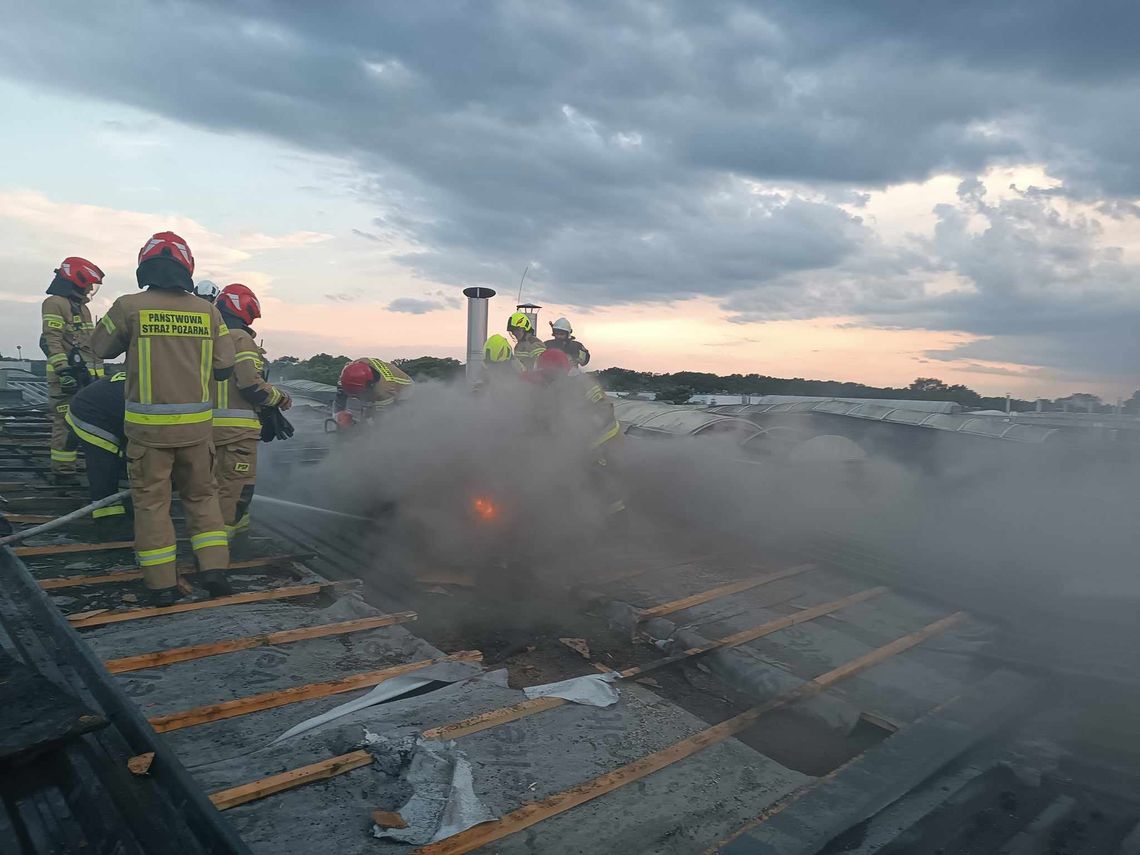 Pożar w piekarni. Z płonącym dachem walczyło 11 zastępów