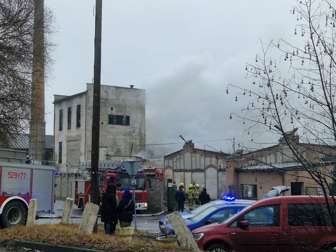 Gęsty dym nad Oławą. Wybuchł pożar w starej papierni