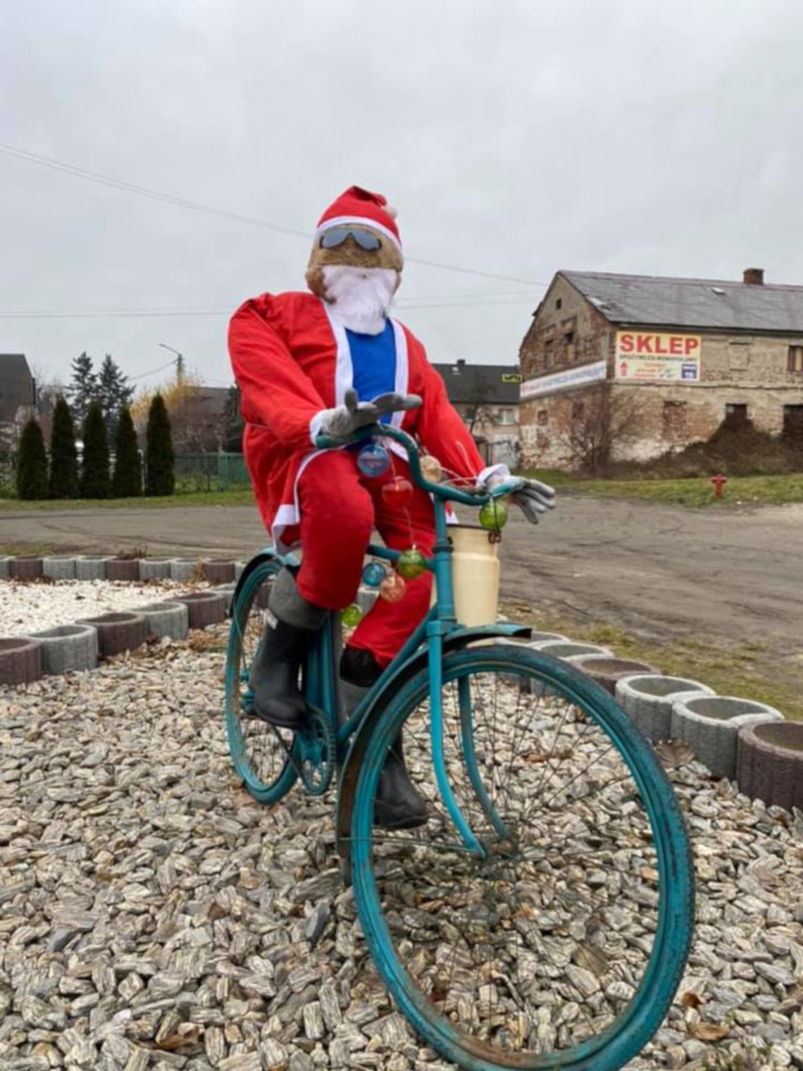 Pozazdrościli słynnemu rowerzyście z Janikowa?