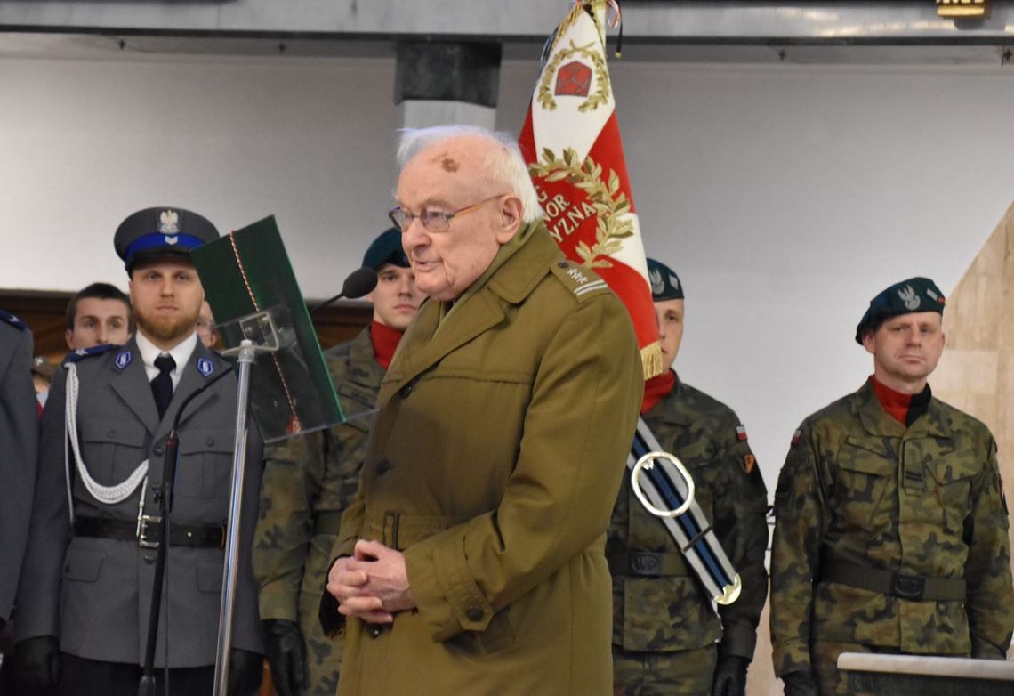 Pułkowni Eugeniusz Praczuk przemawia w kościele Miłosierdzia Bożego w Oławie