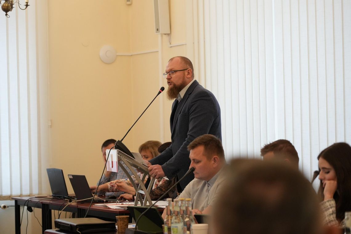 Prezes czuje się dyskryminowany, burmistrz zapewnia, że chodzi o bezpieczeństwo. Gorąca dyskusja wokół "Ogniwa"
