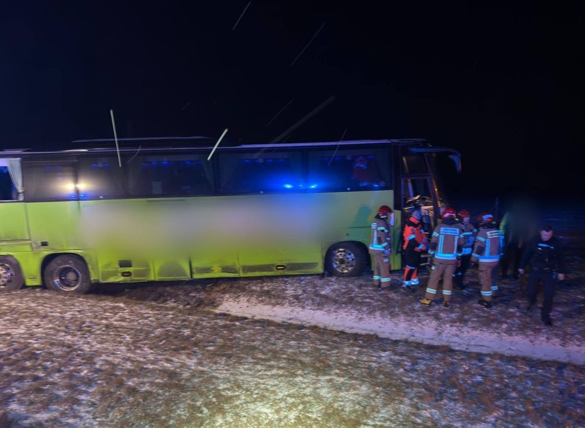 Przebił oddzielajace bariery i wpadł na pas zieleni. Na pokładzie było 44 pasażerów Przebił oddzielajace bariery i wpadł na pas zieleni. Na pokładzie było 44 pasażerów