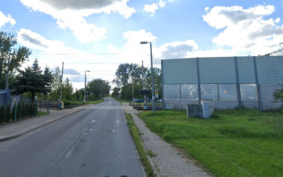 Przechodzą tu pod zamkniętymi rogatkami! Czym to się skończy?