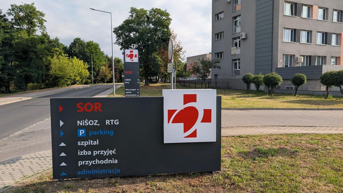 Przed szpitalem w Oławie stanęły nowe tablice informacyjne Przed szpitalem w Oławie stanęły nowe tablice informacyjne