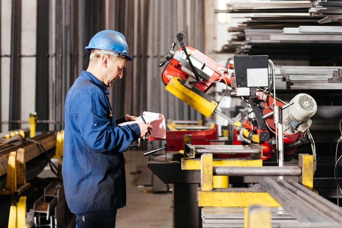 Przeglądy techniczne maszyn – jak uniknąć przestojów?