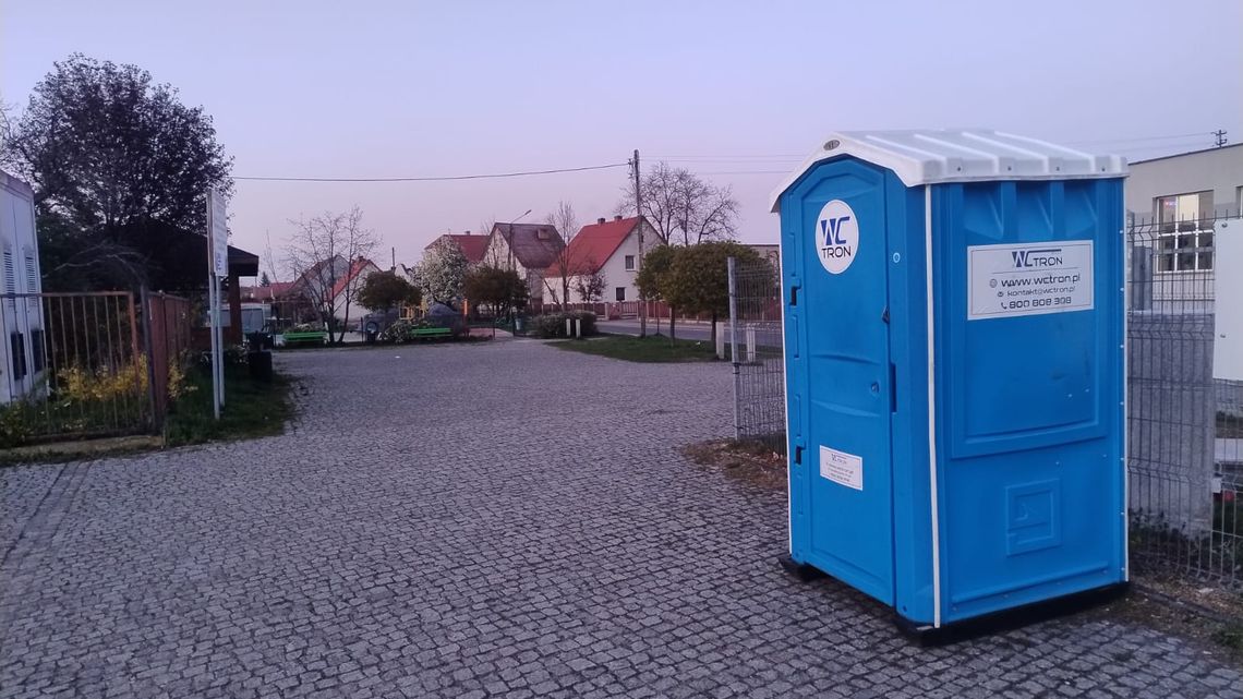 Przenośne toalety przy wiejskich placach zabaw? Proszę bardzo