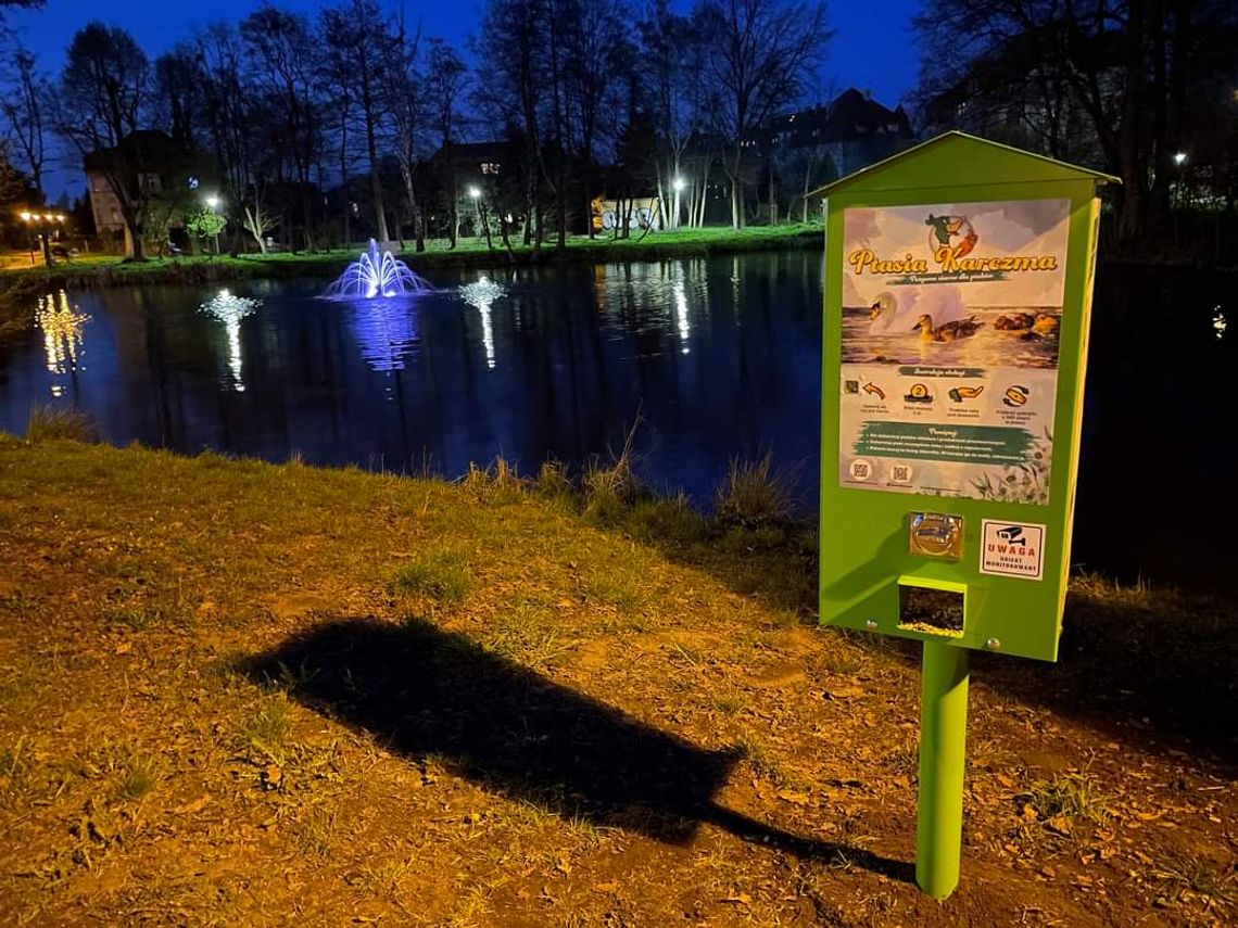 Przy stawie w parku postawiono specjalny automat Przy stawie w parku postawiono specjalny automat