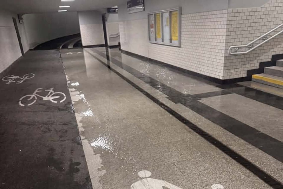 Przystanek nowy, a po deszczu woda stoi w przejściu Przystanek nowy, a po deszczu woda stoi w przejściu