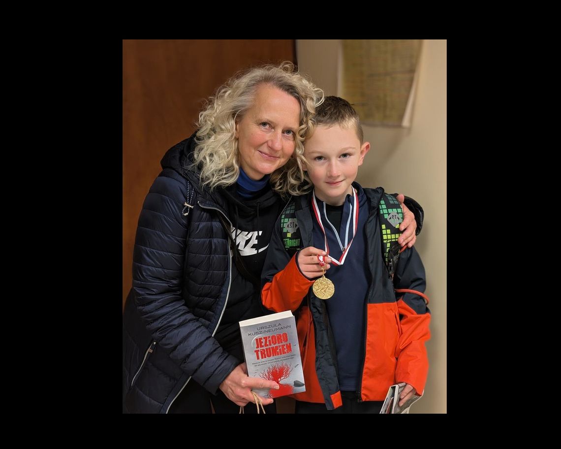 Przyszedł z ciocią po książkę i pokazał złoty medal Przyszedł z ciocią po książkę i pokazał złoty medal