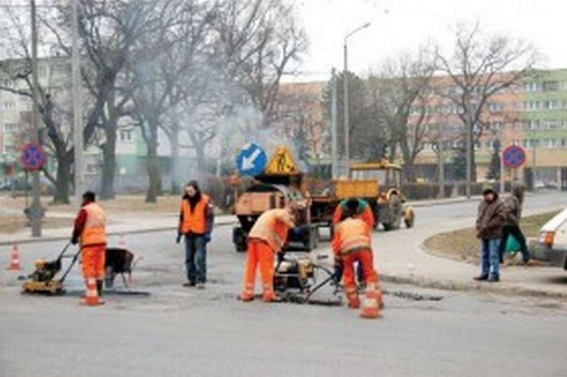 Radny doraźnie ulicę łata