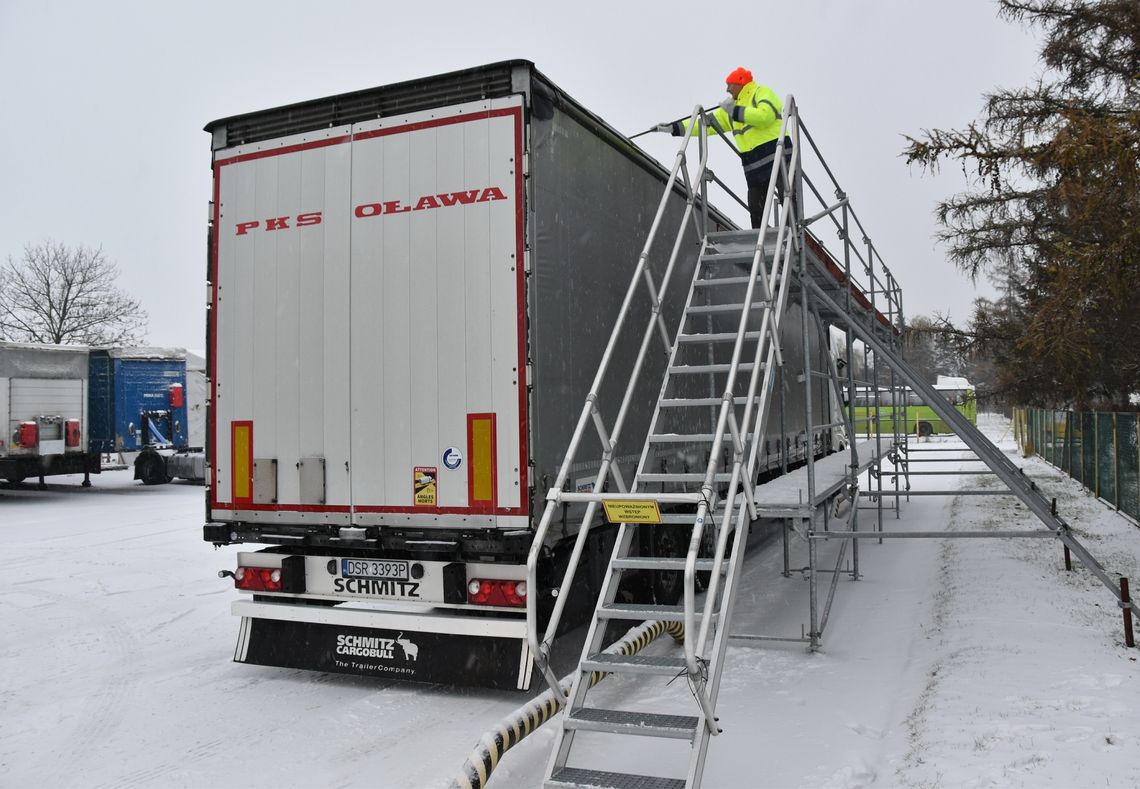 Zdzisław Brezdeń ostrzega przed kawałkami lodu spadającymi z ciężarówek Zdzisław Brezdeń ostrzega przed kawałkami lodu spadającymi z ciężarówek