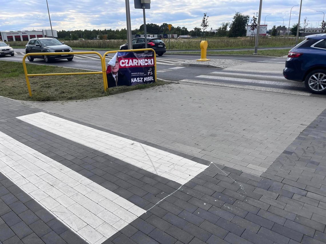 Radny ściągnął banery i złożył zawiadomienie. "Jest pan niepoważny" Radny ściągnął banery i złożył zawiadomienie. "Jest pan niepoważny"