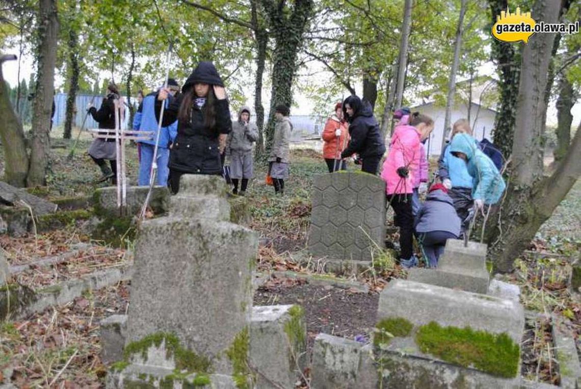 Razem ratują cmentarz Razem ratują cmentarz