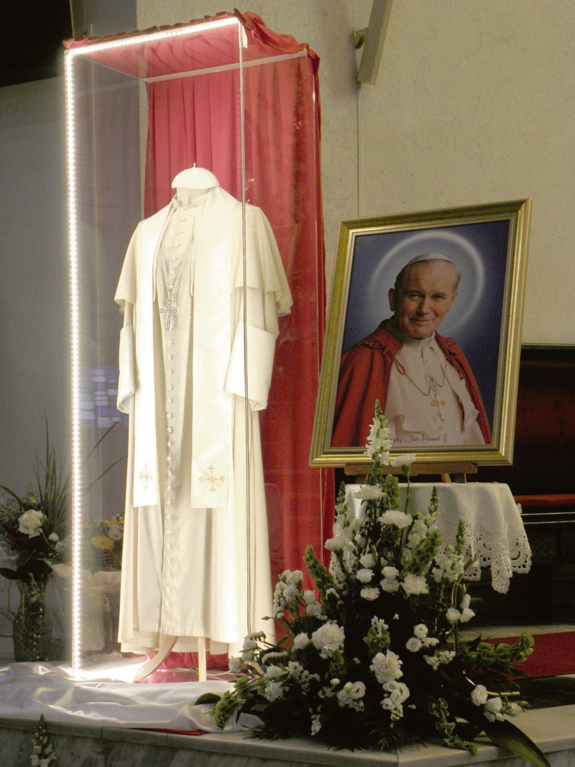 Relikwie świętego Jana Pawła II na ołtarzu