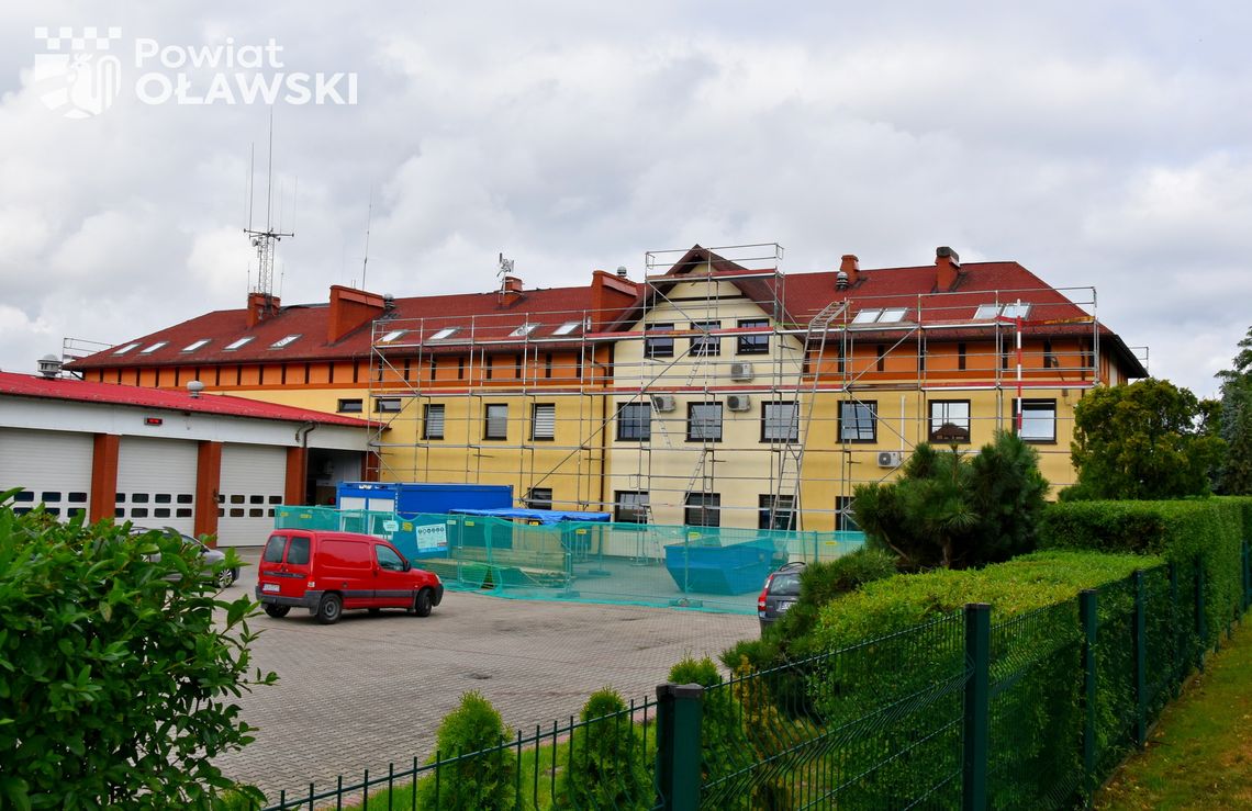 Remontują dach komendy