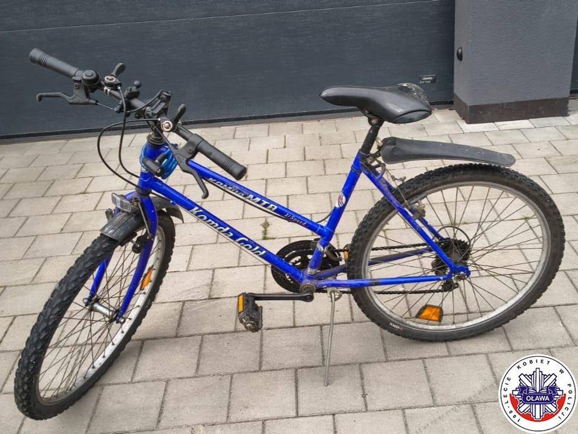 Rower i hulajnoga czekają na właścicieli