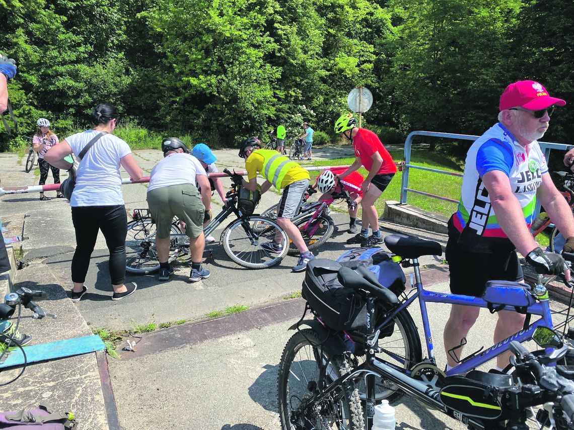 Rower trzeba było przełożyć nad lub pod szlabanem