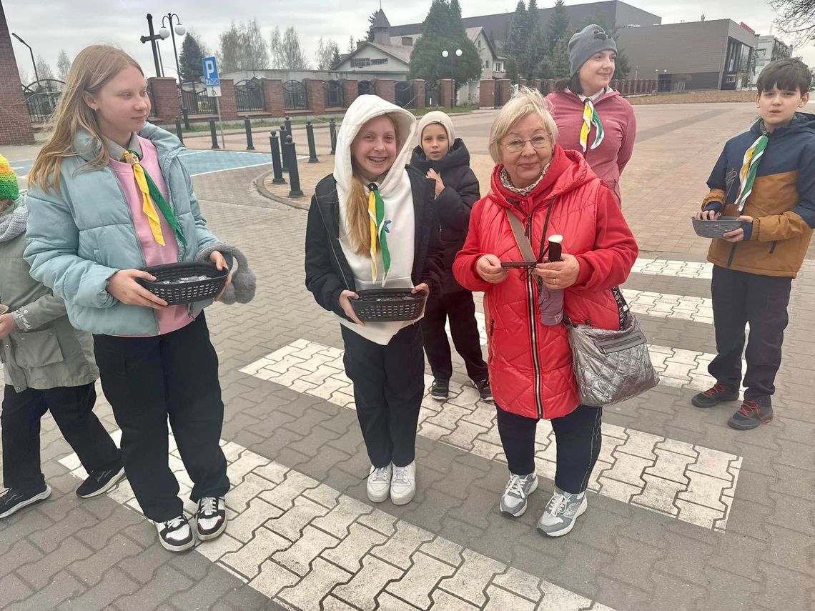 Rozdawali repliki guzików katyńskich