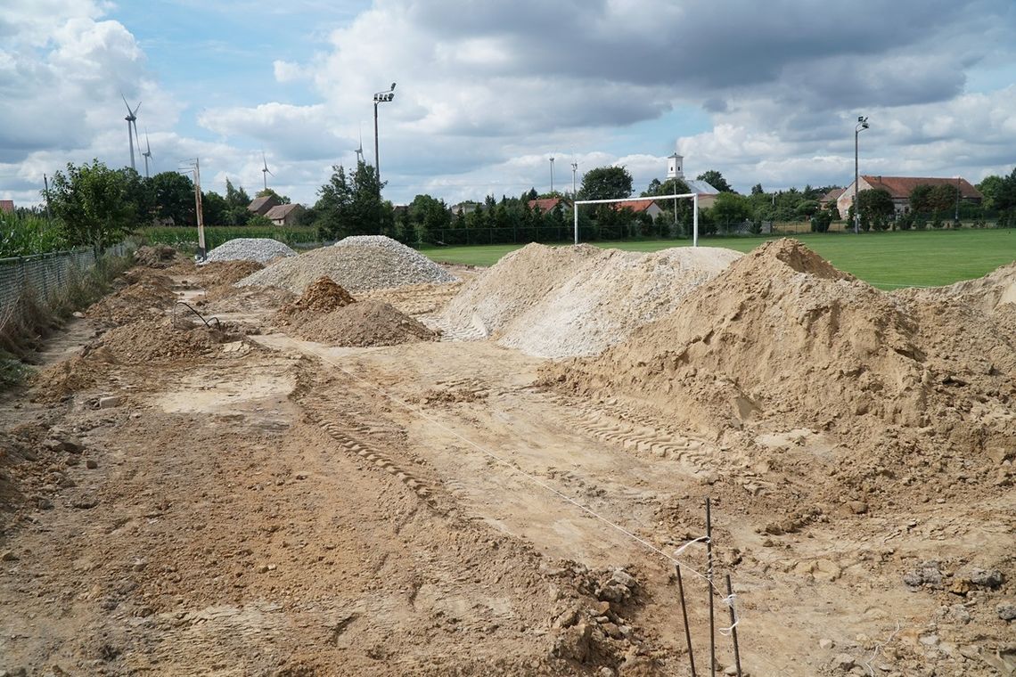 Rozpoczęła się budowa wielofunkcyjnego boiska w Gaju Oławskim