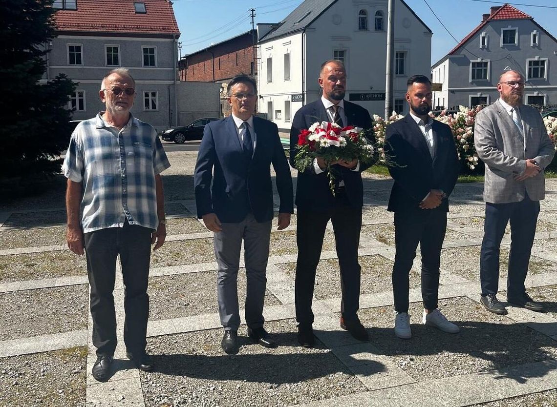 Samorządowcy złożyli kwiaty w Święto Wojska Polskiego